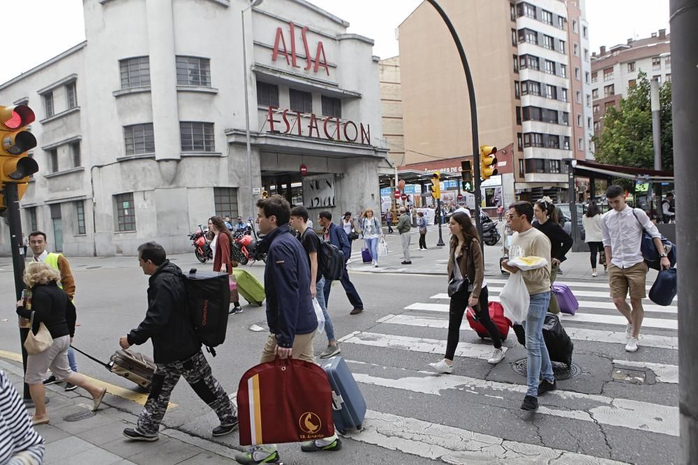 Manifestantes cortan la salida de autobuses de la estación de Gijón por el despido de cinco trabajadores.