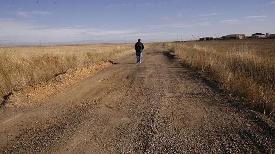 Estado de la calzada que une Pobladura de Valderaduey con la carretera a Villalpando.