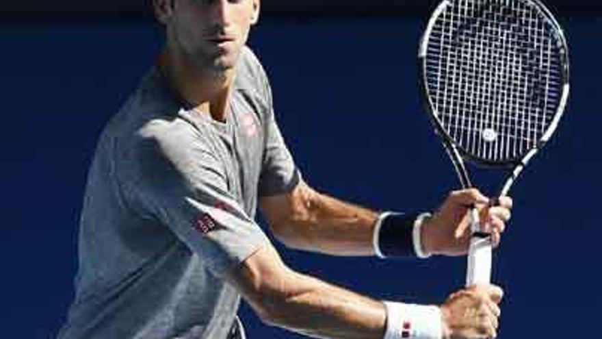 Djokovic se prepara a golpear una bola de revés durante un entrenamiento en Melbourne.