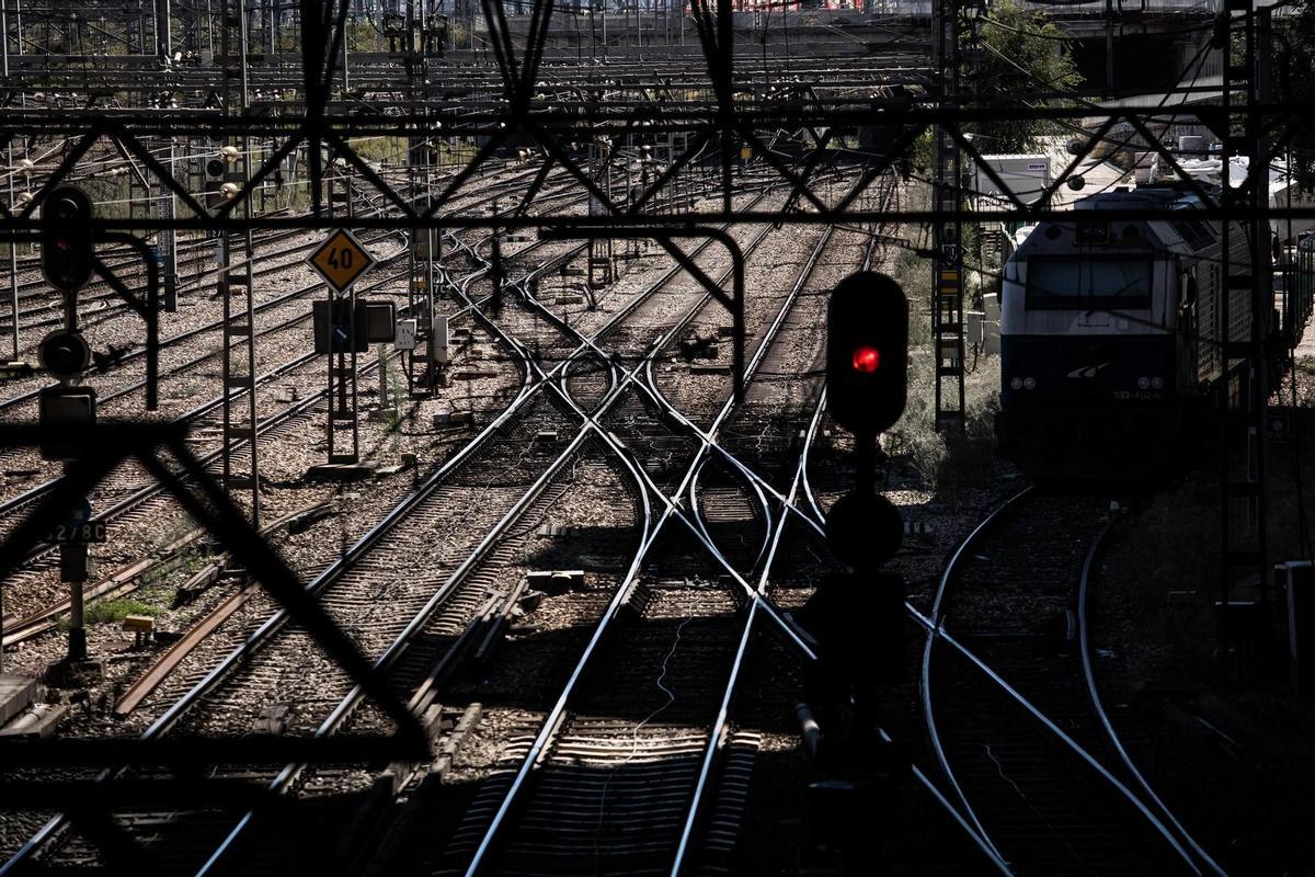 Varios raíles de entrada a la estación de Atocha - Cercanías, durante la quinta jornada de huelga de maquinistas de Renfe, a 7 de octubre de 2021, en Madrid (España).