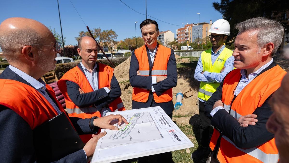 El consejero de Urbanismo del Ayuntamiento de Zaragoza, Víctor Serrano (a la derecha), en una visita a las obras.