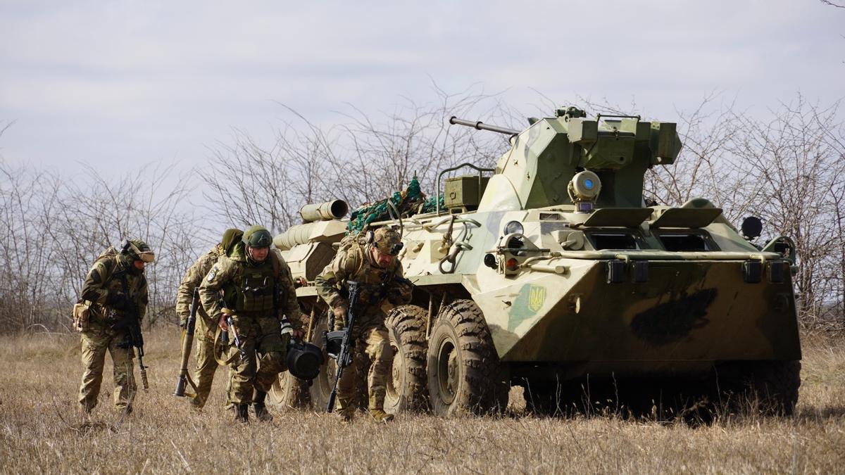 Soldados del 128 Batallón de la Defensa Civil de Ucrania en un entrenamiento no lejos del río Dniéper.