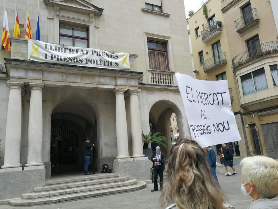 Concentració dels marxants del mercat de la roba