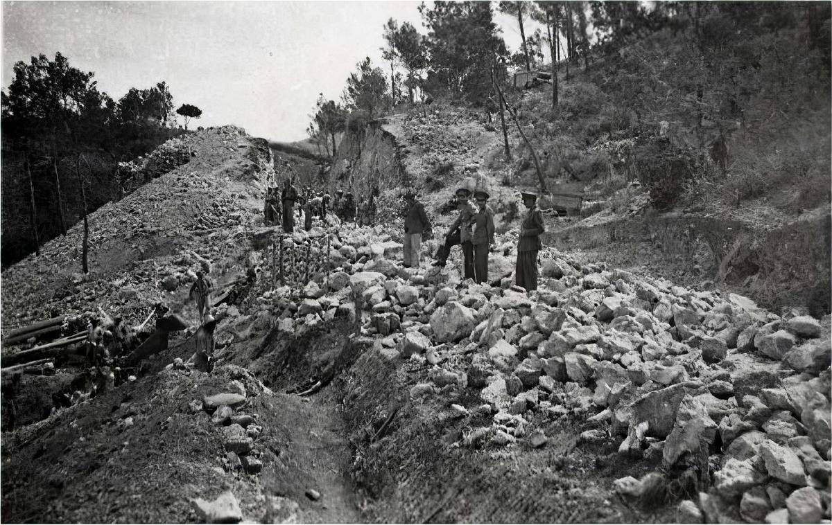 Imagen de prisioneros republicanos del campo de trabajo forzado de Son Morey, en Artà, vigilados por guardias franquistas durante la construcción de una carretera en 1942