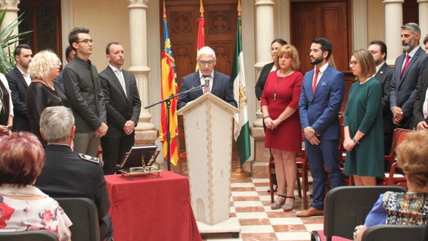 El alcalde leyendo su discurso antes de que los cuatro ediles de Compromís, Guanyar y PSOE se marcharan