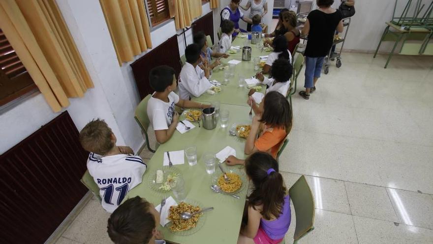 Alumnos de un colegio de Palma durante un turno del servicio de comedor.