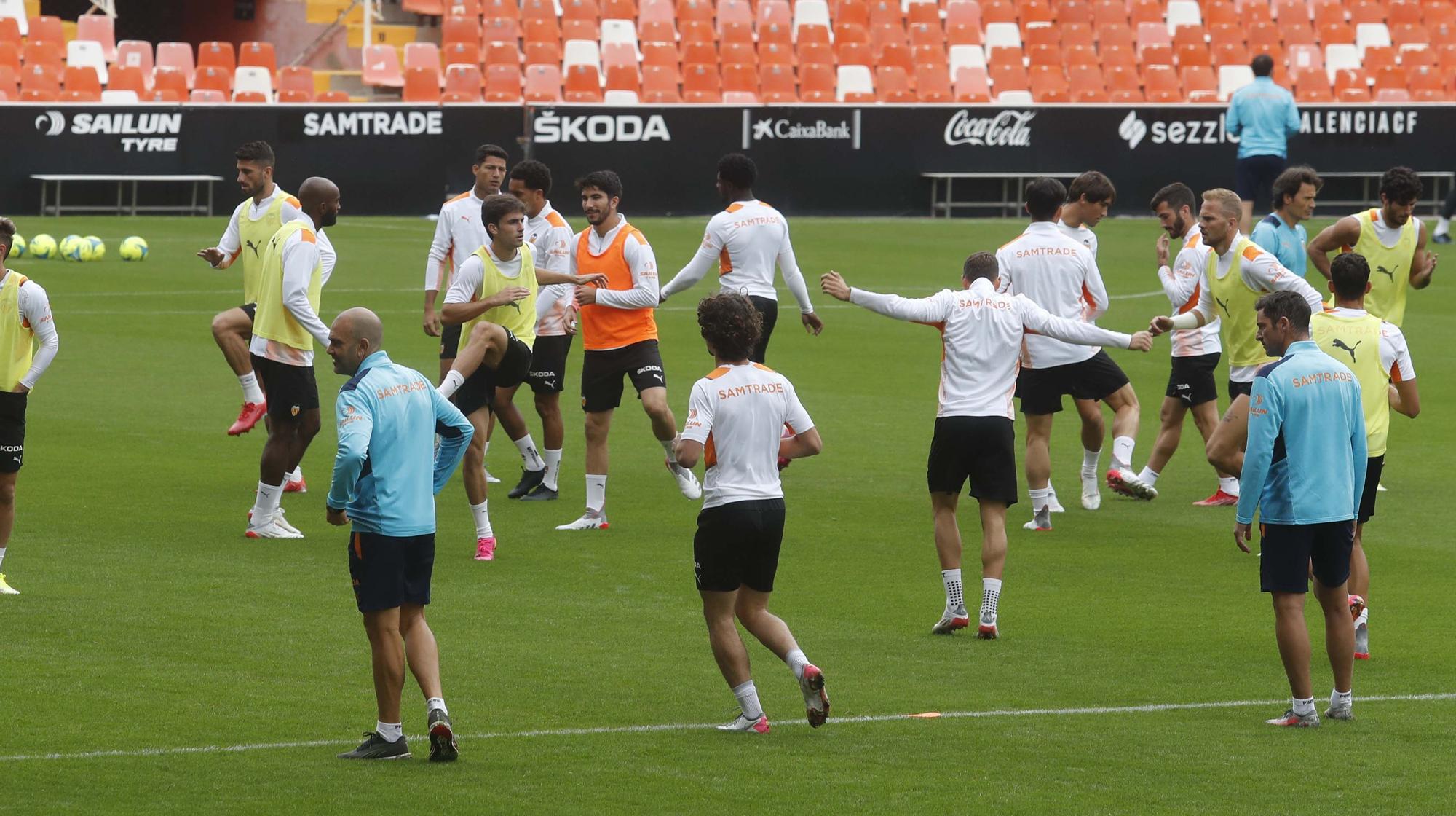 El Valencia entrena en Mestalla antes del partido frente al Villarreal