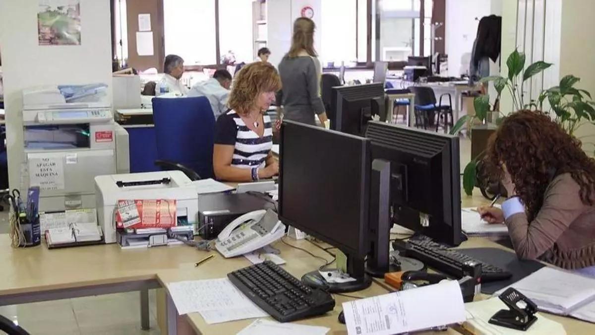 Funcionarios trabajando en la Administración pública.