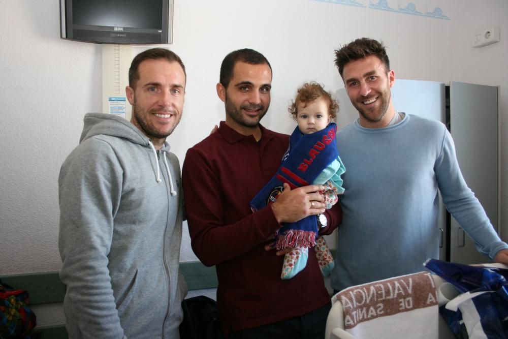 Los jugadores del Levante UD visitan el hospital