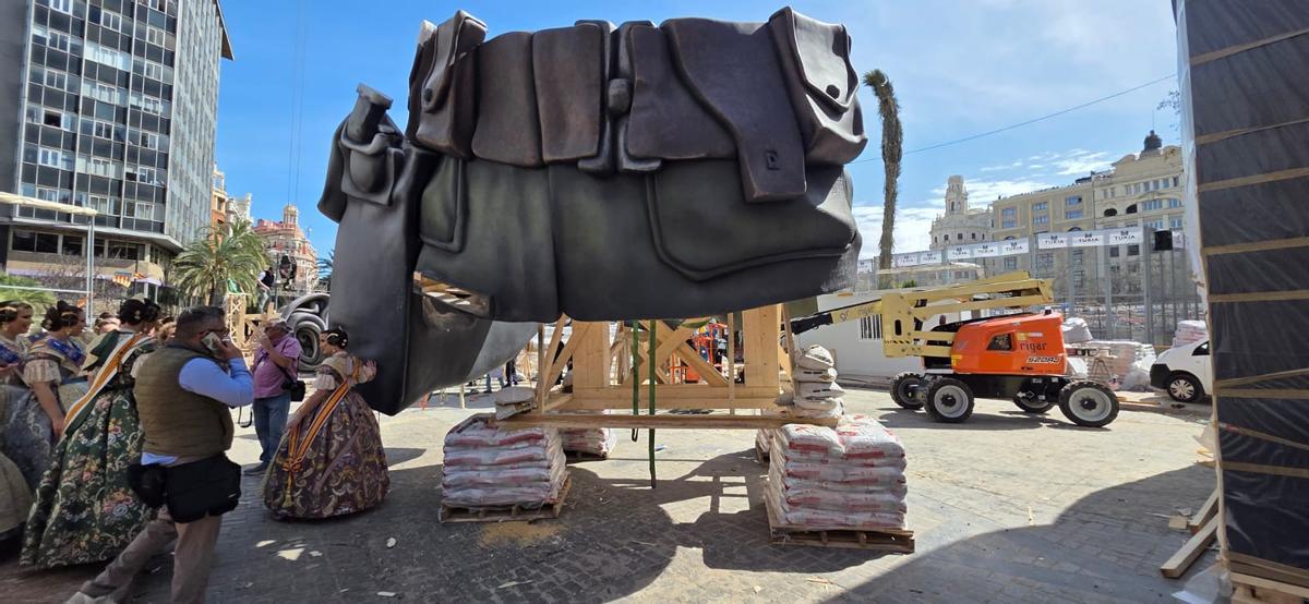 Subida del cuerpo de Chaplin a la falla municipal.
