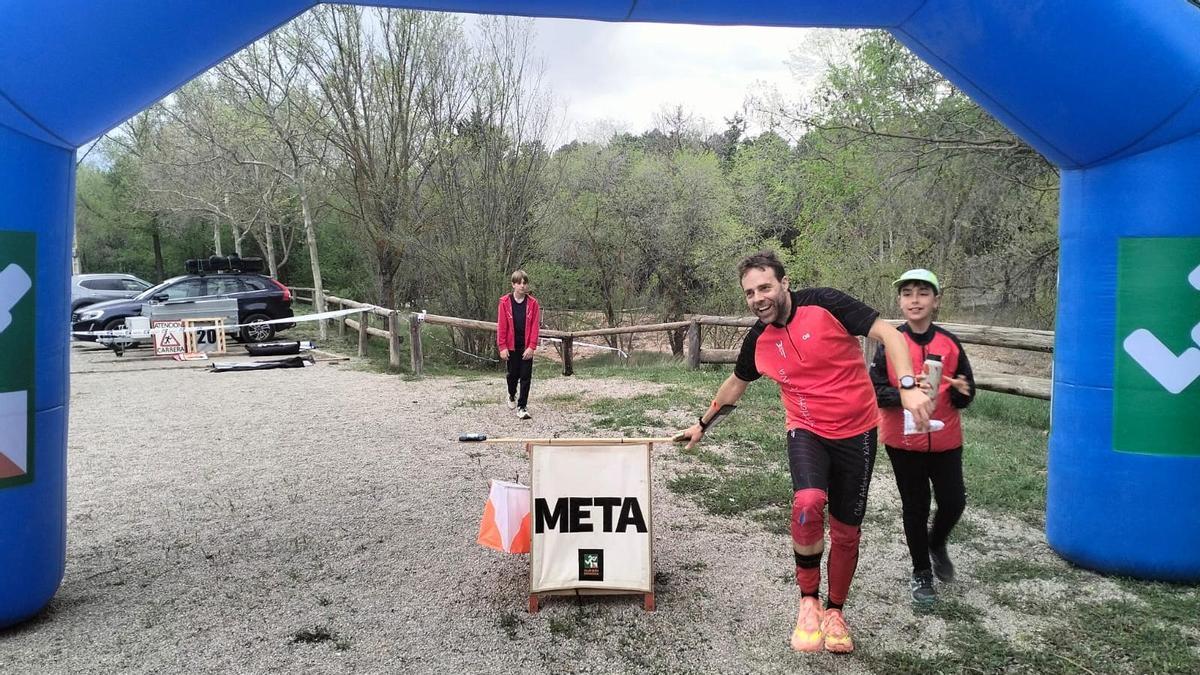 Atletas del CAX Orientació cruzando la meta en la prueba de Teruel.