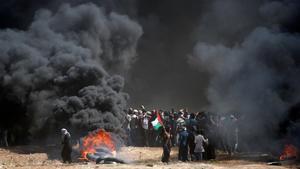 Quema de neumáticos en Gaza, en una jornada sangrienta.