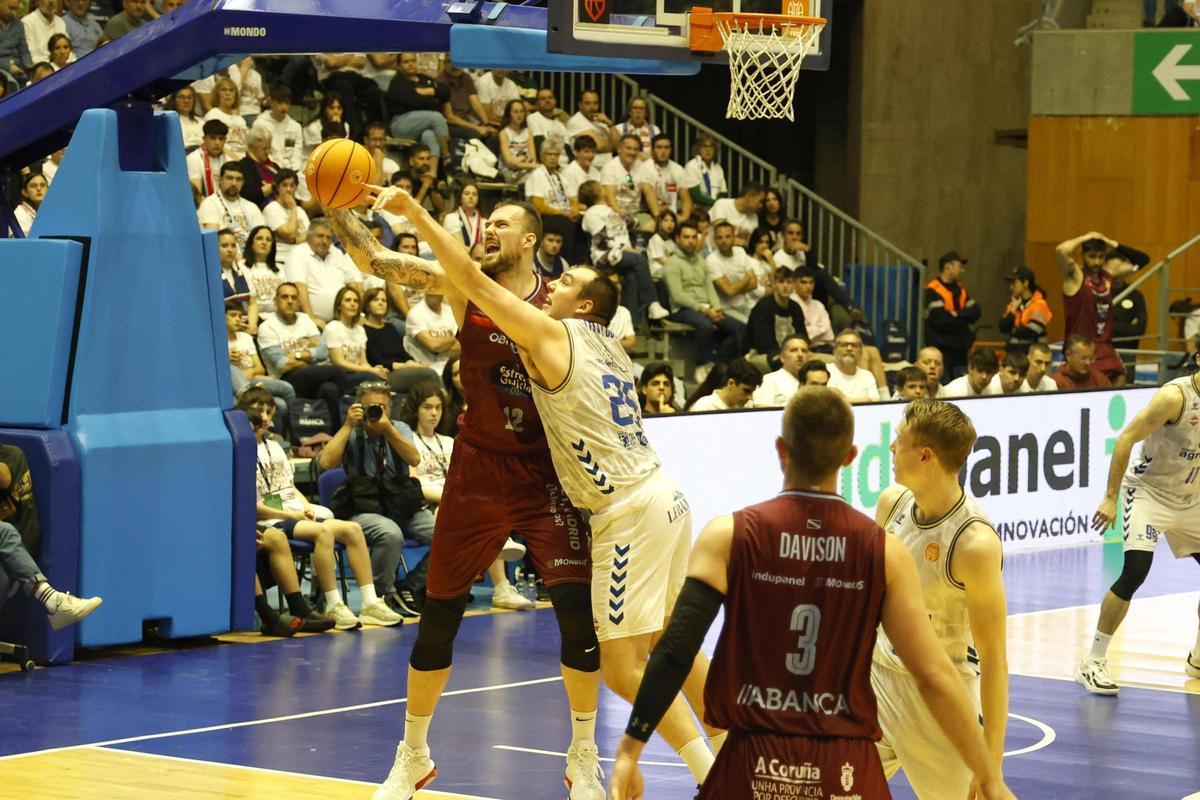 Balvin ante la defensa de Krutwig