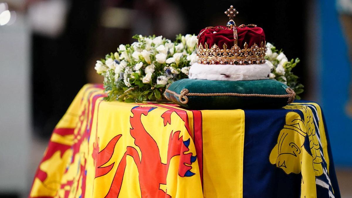 La Corona de Escocia encima del ataúd de la Reina Isabel II, durante un Servicio de Oración y Reflexión por su vida en la Catedral de St Giles, Edimburgo. El lunes 12 de septiembre de 2022