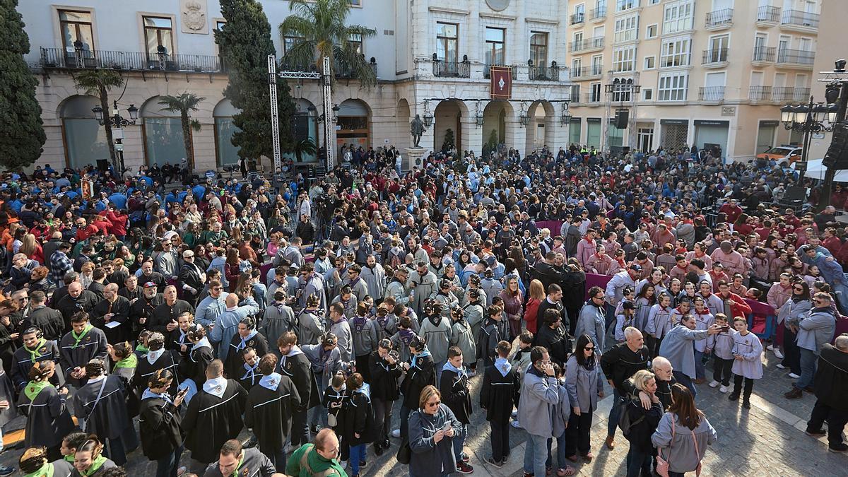 La plaza Major de Gandia, abarrotada durante el pregón de las pasadas fiestas falleras.