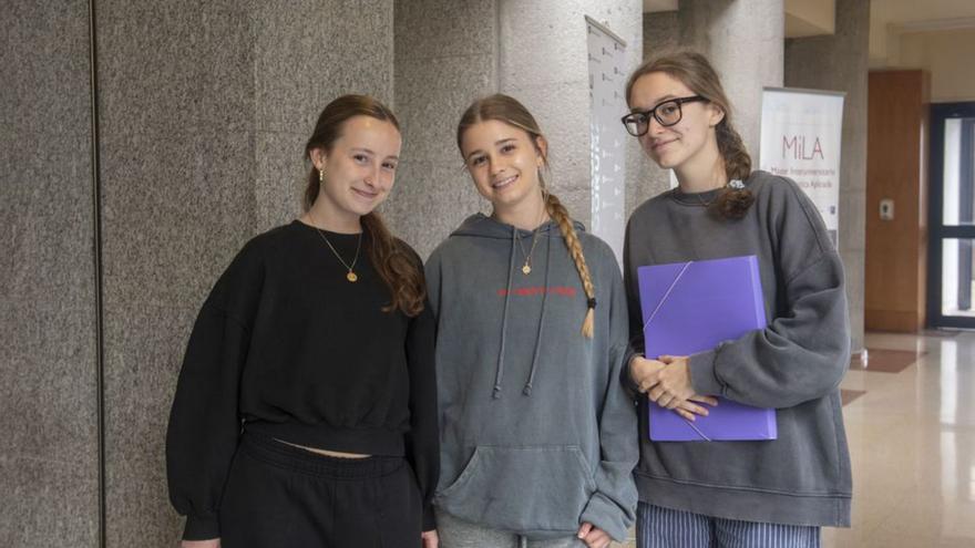María, Alba y Ana, alumnas de la Compañía de María.