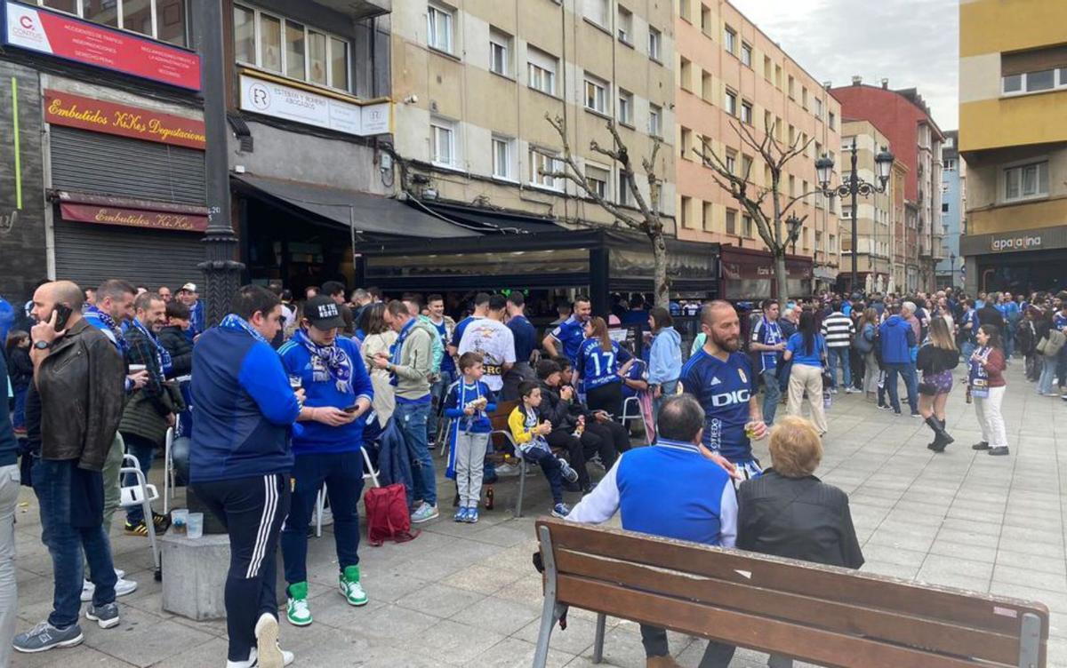 La afición azul abarrota las calles contiguas a la tradicional plaza ovetense Pedro Miñor antes del partido. | J. A. C.