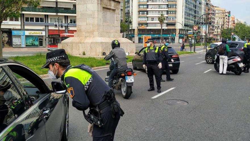 Agentes de la Policía Local durante un control en València.