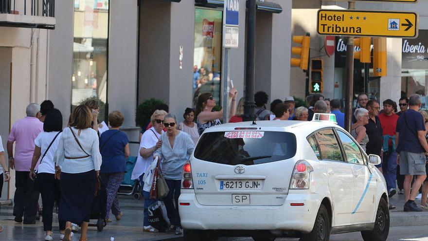 Un taxi en una parada del centro de Málaga.