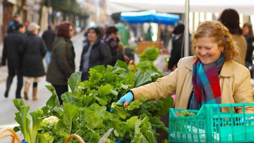 Uno de los puestos del mercado sabatino instalados en la rúa Loriga en los últimos meses. // Bernabé