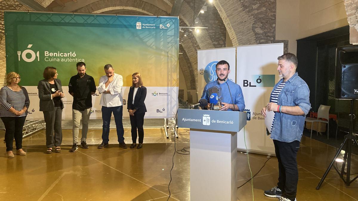 Carlos Miralles, de Mar Blava, recoge el premio a manos de Iván Alemán.