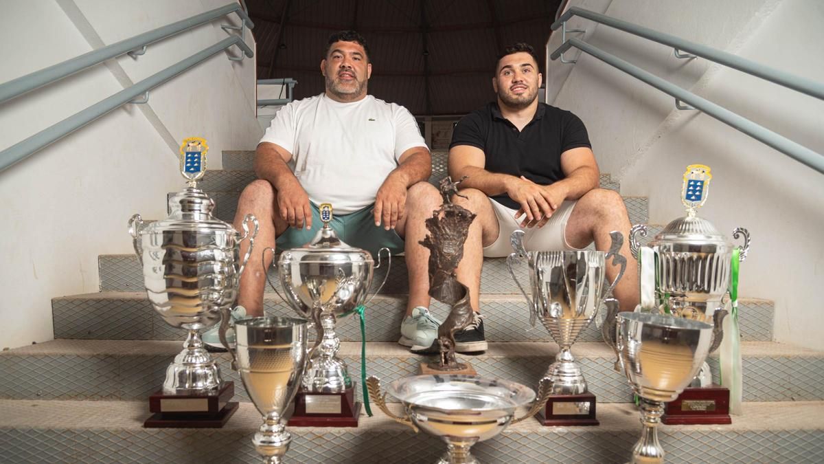 Los hermanos Ledesma, Marcos y Eusebio, junto a los trofeos de las ligas regionales ganados por ambos.