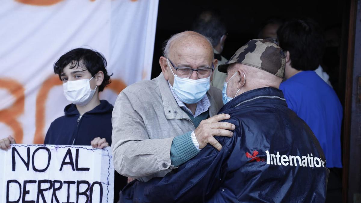 José Antonio Luque abraza a uno de los asistentes a la protesta 
