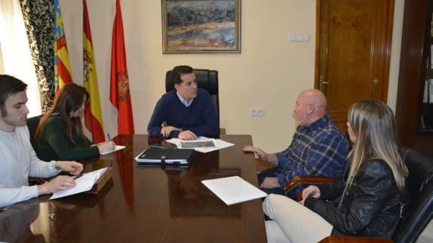 Reunión de AMFI con el alcalde y la edil de Servicios Sociales.