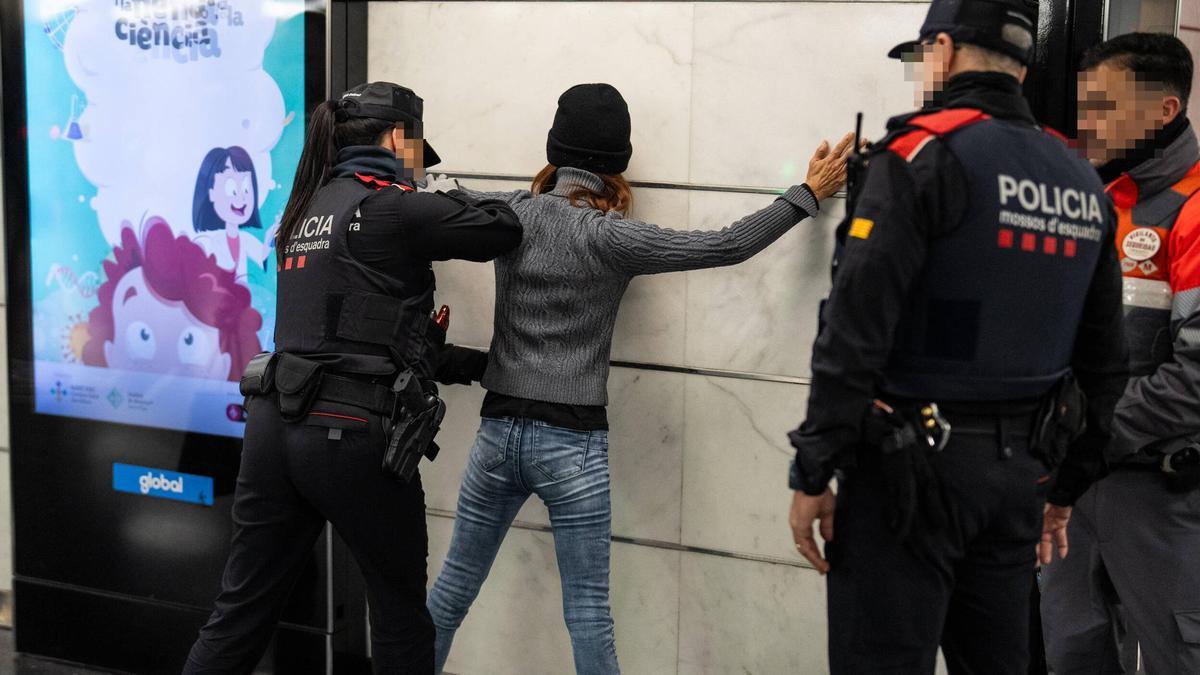 Macrodispositivo de los Mossos junto a la seguridad de TMB en el metro de Barcelona