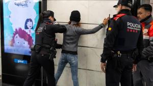 Macrodispositivo de los Mossos junto a la seguridad de TMB en el metro de Barcelona