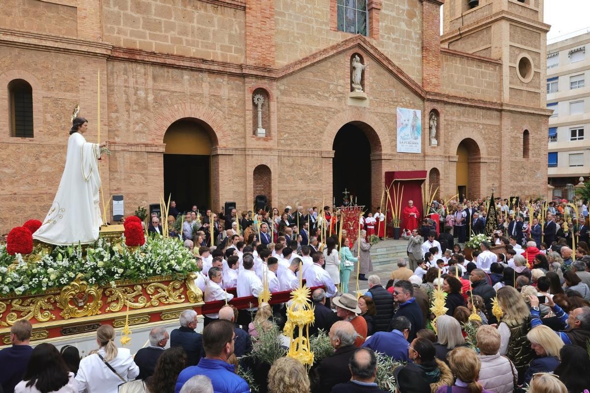 Imagen de la cofradía de San Juan en la salida de la procesión del Domingo de Ramos de Torrevieja