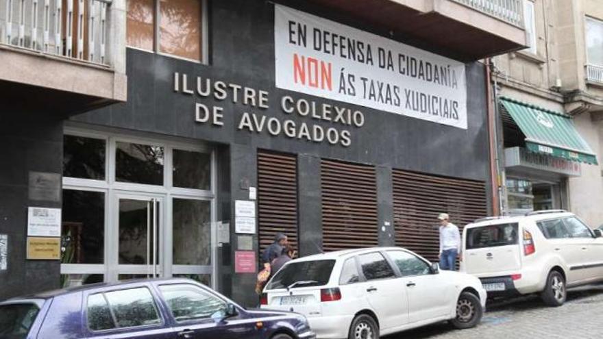 Pancarta reivindicativa contra las tasas en la fachada del Colegio de Abogados de Ourense.  // Jesús Regal