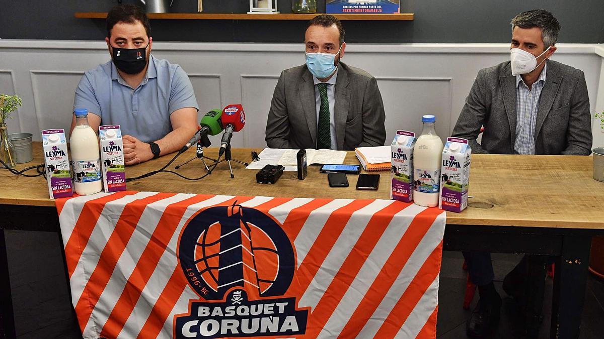 El técnico Sergio García, a la izquierda, junto a su presidente, Roberto Cibeira, y el vicepresidente, Juan Carlos Fernández. |  // VÍCTOR ECHAVE