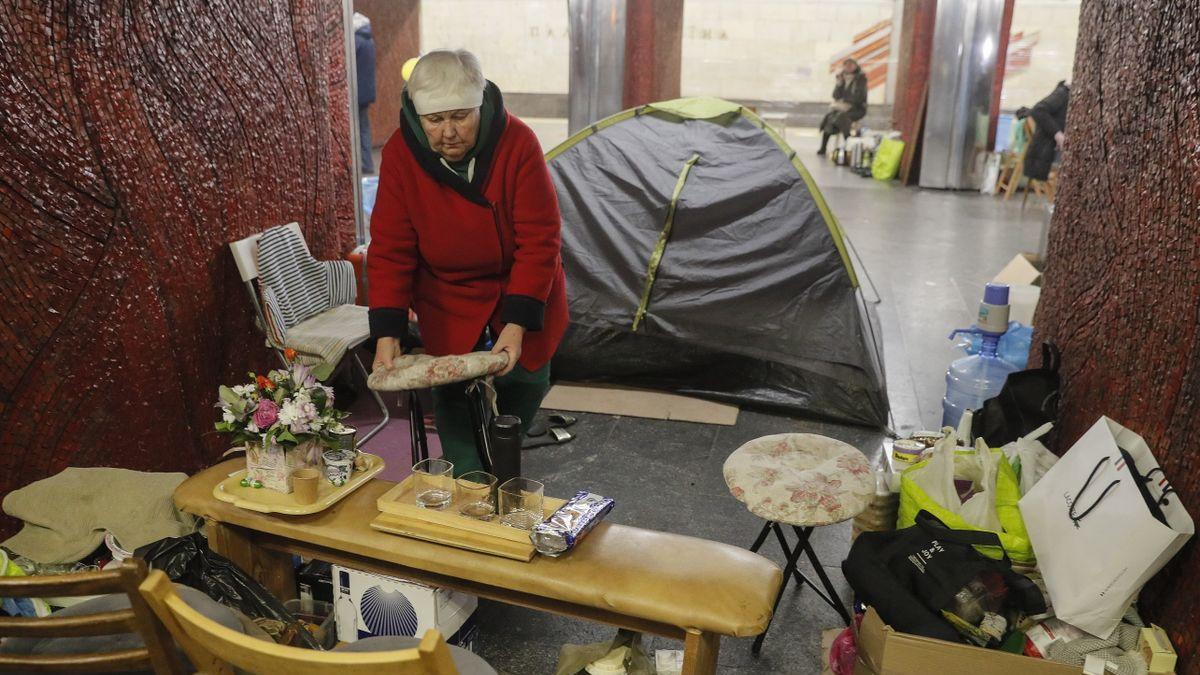 Una mujer ucraniana se refugia de los ataques rusos en una de las estaciones de metro de Kiev