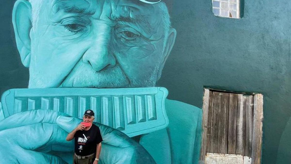 El mural «Juan, el afilador», con el propio Juan debajo.