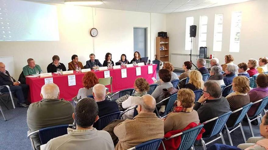 Ponentes y asistentes a la mesa redonda sobre el párkinson celebrada ayer en Navia.