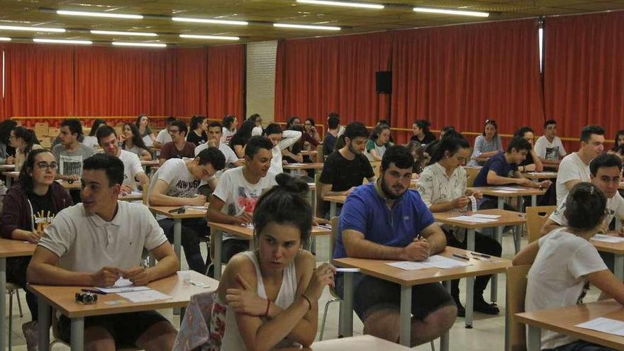 Participantes en la ABAU en una de las aulas de la Facultad de Historia de Ourense. // Jesús Regal