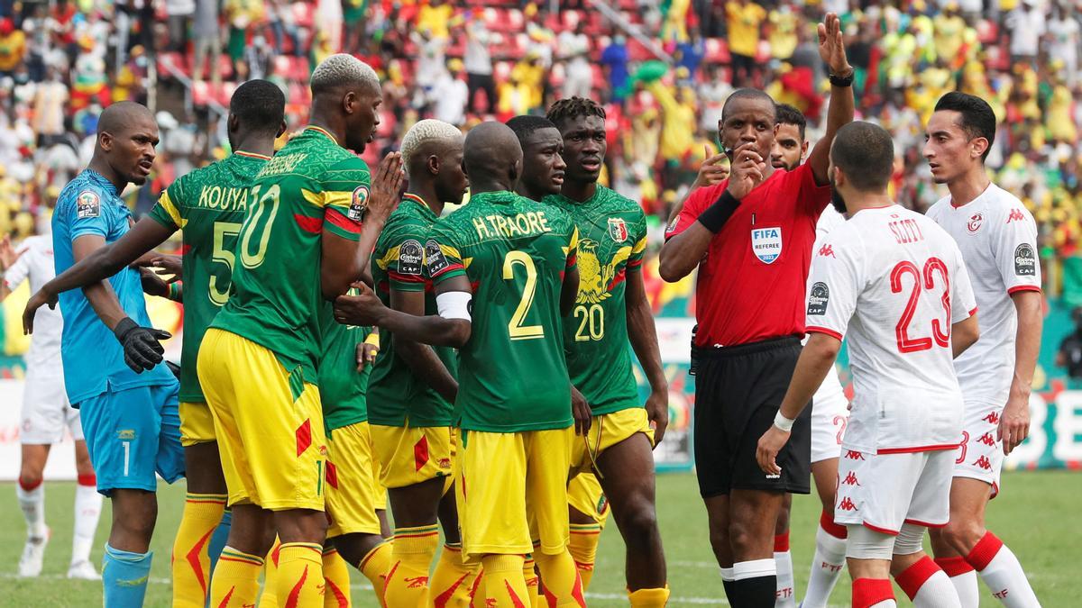 El árbitro Janny Sikazwe pita antes de tiempo el final del Túnez-Mali de la primera fase.