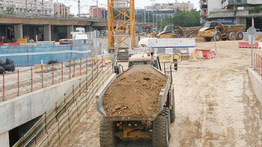 Un camió carregat de terra, sortint de la zona de les obres del Parc Central, ahir al migdia.