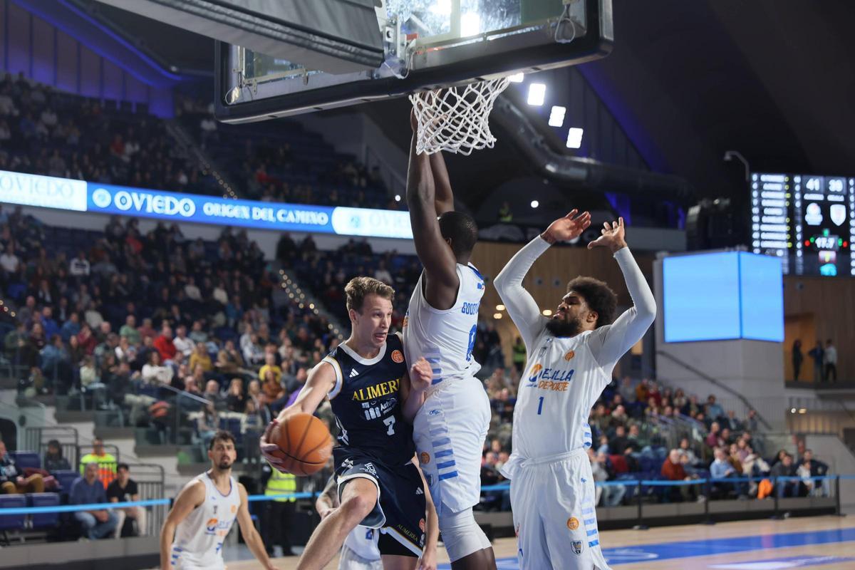 Todas las imágenes de la victoria del Alimerka Oviedo Balontesto ante el Melilla (101-70) en el Palacio de los Deportes