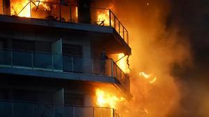 Incendi dun edifici al carrer Maestro Rodrigo, a València