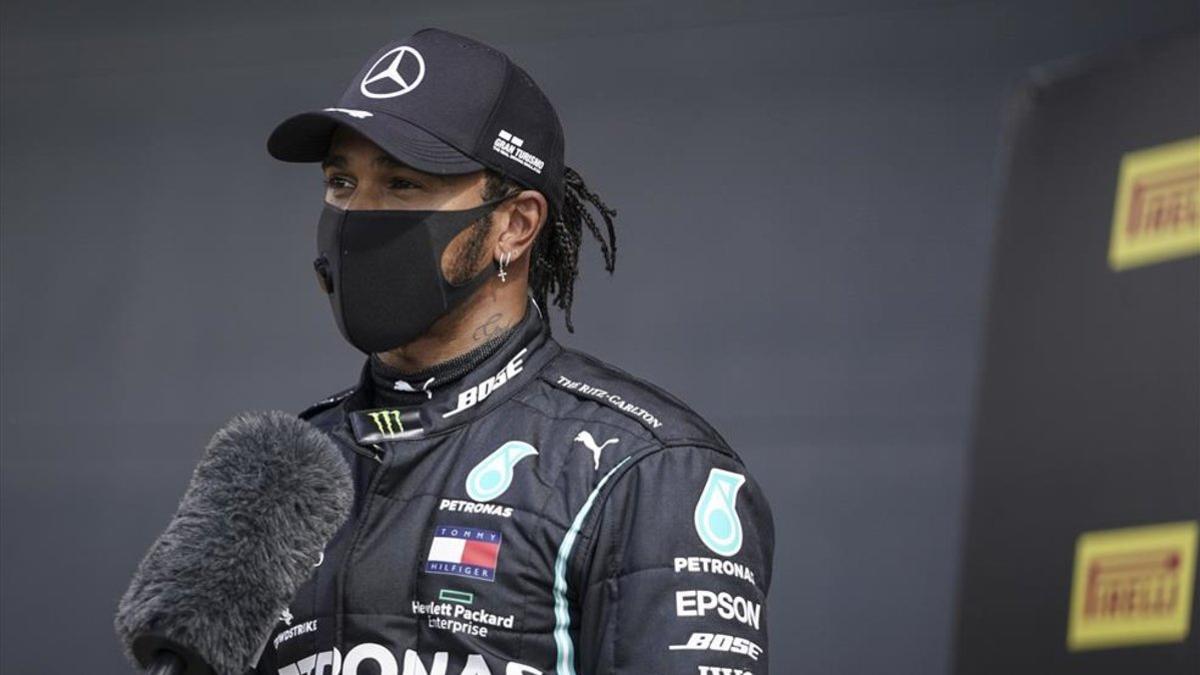 Hamilton atiende a los medios tras conseguir la pole