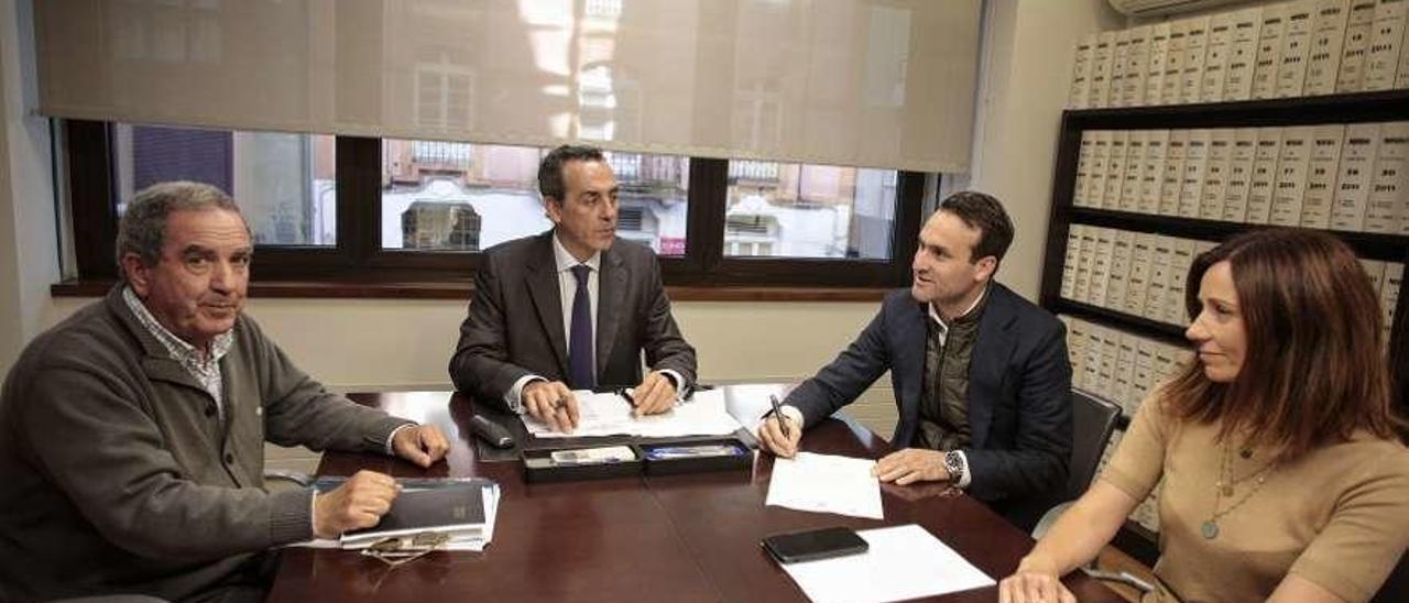Javier Gómez, el notario Javier Ramos, Iván Merás e Idoia Fernández, durante el acto de compra de la parcela, en Oviedo.