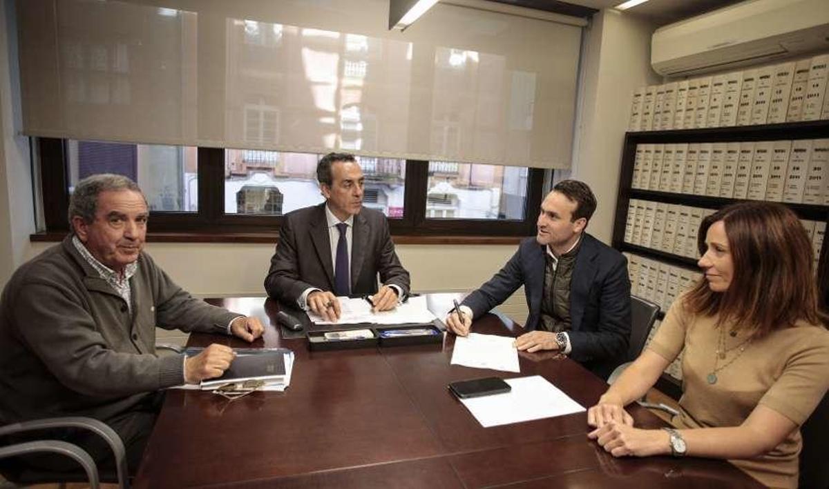 Javier Gómez, el notario Javier Ramos, Iván Merás e Idoia Fernández, durante el acto de compra de la parcela, en Oviedo.