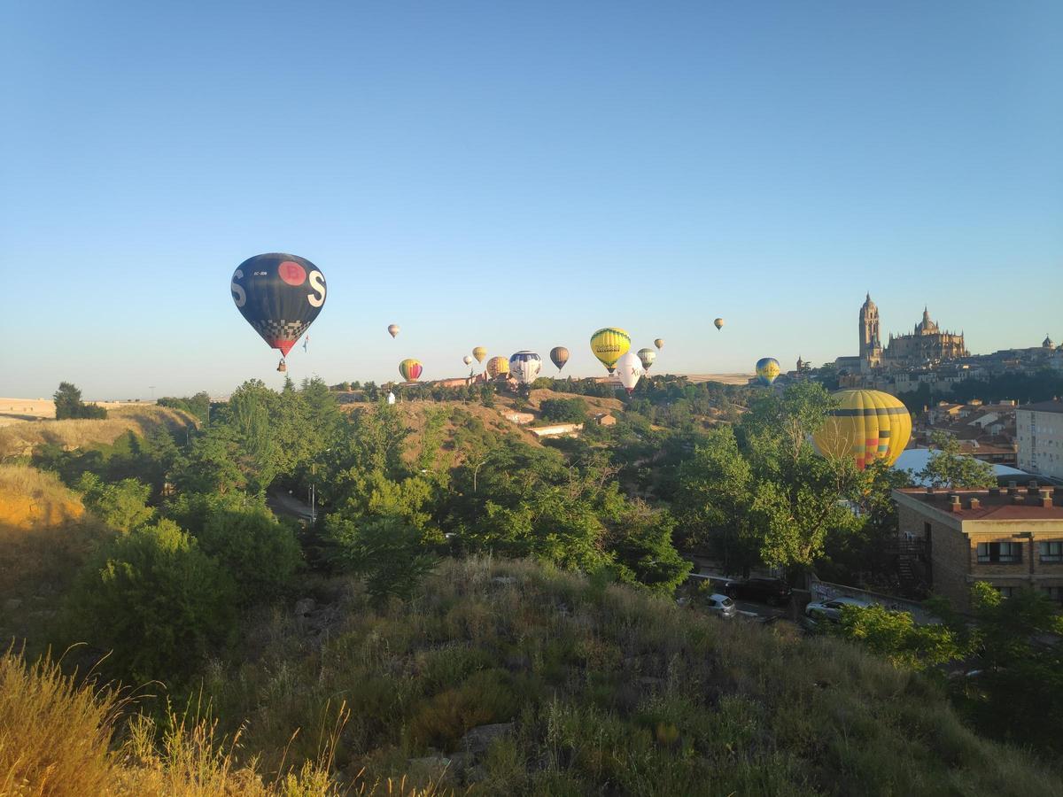 Globos aerostáticos sobrevolando la ciudad de Segovia.