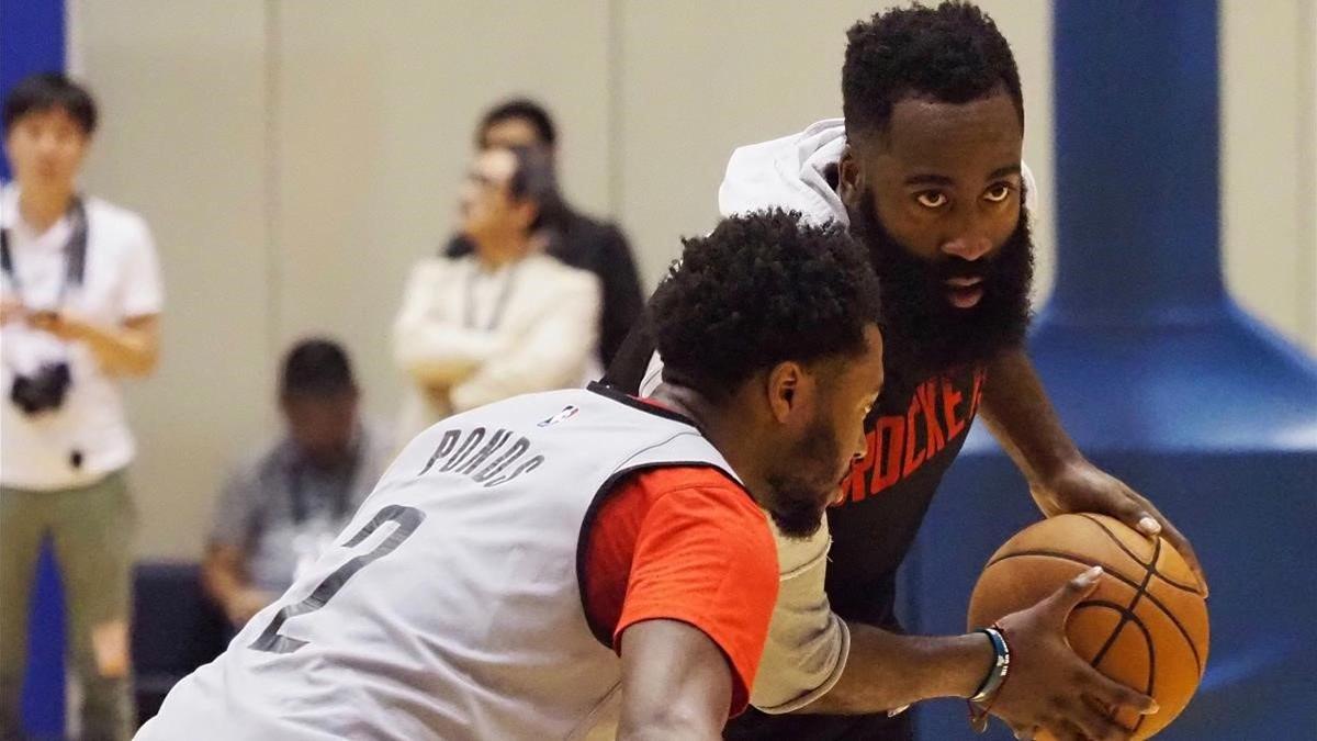 Harden, en un entrenamiento en Tokio, ayer.