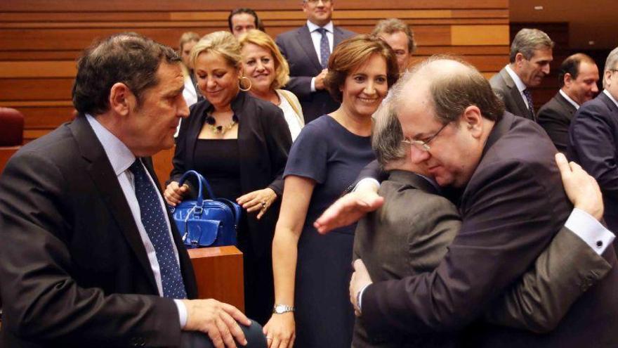 Rosa Valdeón y Josefa García Cirac, junto al presidente de la Junta de Castilla y León