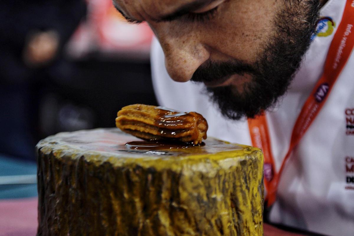 La gastronomía española articula en clave de tapa una obra de eco universal.