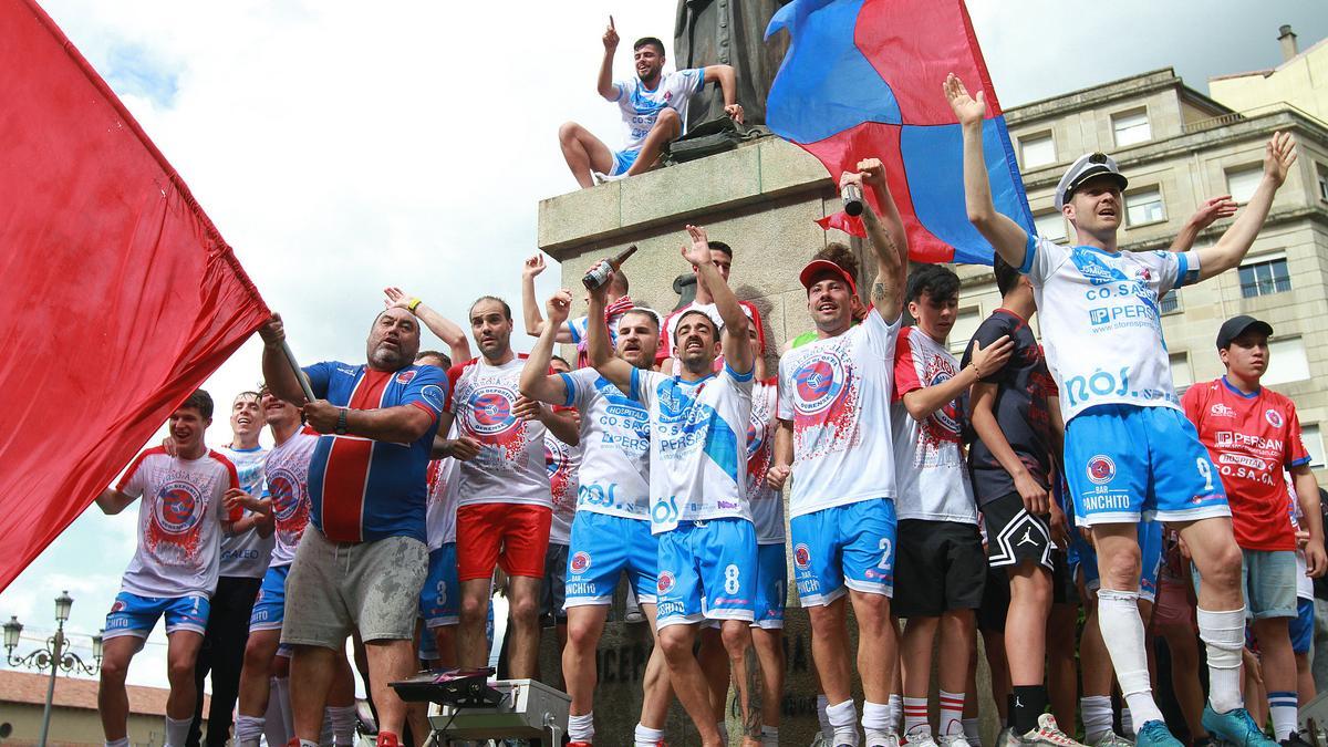 OURENSE FUTBOL UNION DEPORTIVA UD OURENSE JUGADORES Y AFICIONADOS QUE CELEBRAN EL ASCENSO A TERCERA DIVISION ( 2021 - 2022 )