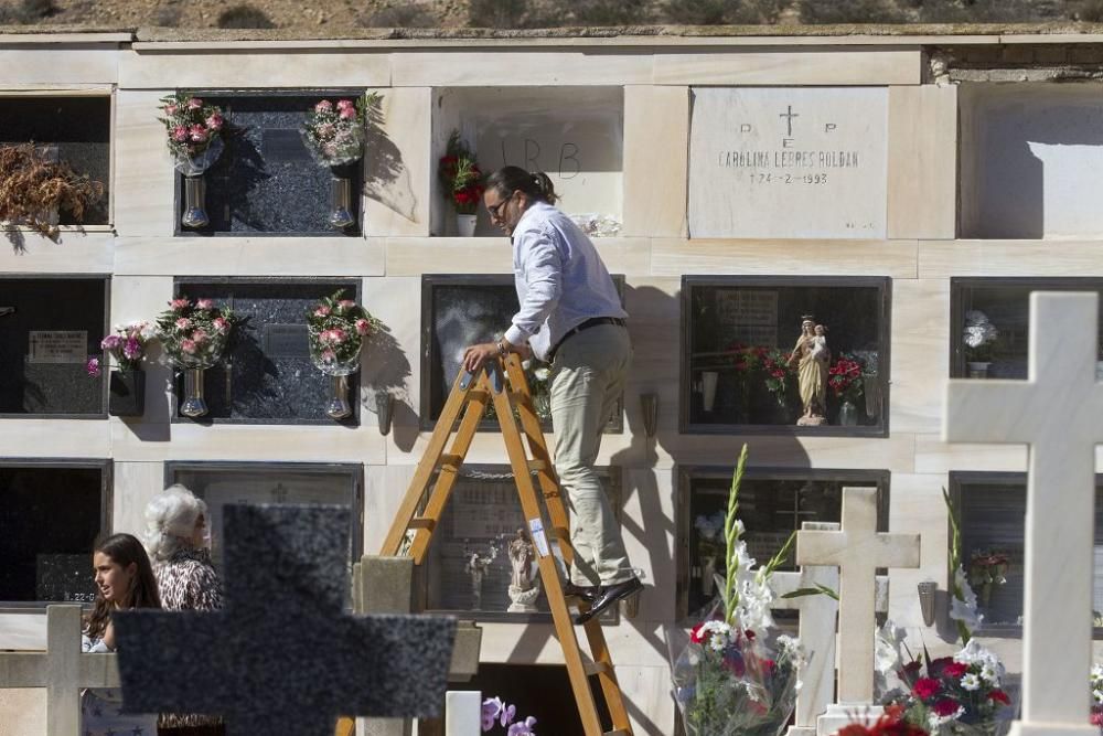 Día de Todos Los Santos en el cementerio de Los Remedios (Cartagena)